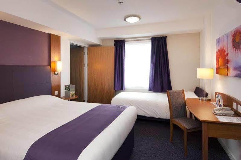 Premier Inn Colchester Exterior photo