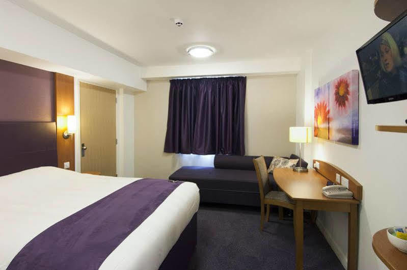 Premier Inn Colchester Exterior photo